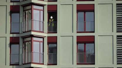 Pisos públicos en construcción en Barcelona, en una imagen del pasado mes de octubre.