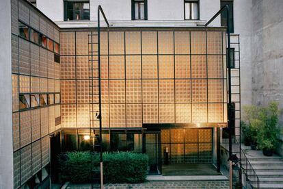 Fachada de la Maison de Verre (Casa de Vidrio) con sus elegantes marcos de 24 bloques de vidrio cada uno. 