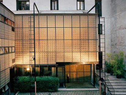 Fachada de la Maison de Verre (Casa de Vidrio) con sus elegantes marcos de 24 bloques de vidrio cada uno. 