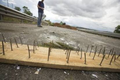 Los maestros bloquean las carreteras con tablas y clavos.