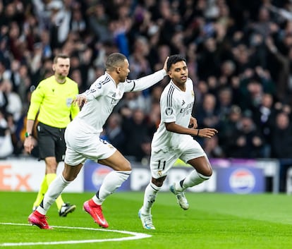 Rodrygo celebra con Mbappé el primer tanto del Real Madrid.