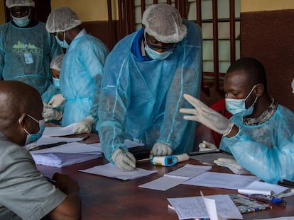 Un equipo de sanitarios del Ministerio de Sanidad de Guinea prepara los formularios para poner la vacuna del ébola al personal médico del hospital N'zerekore, en Conakri, la capital, el pasado 24 de febrero.