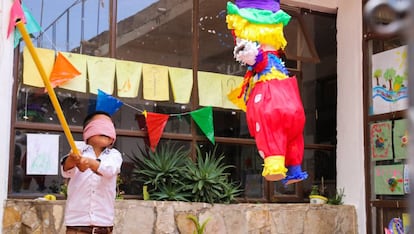 Un niño juega en un momento de descanso, apartado de la mendicidad en la calle, en 'La Casa de las Flores'.