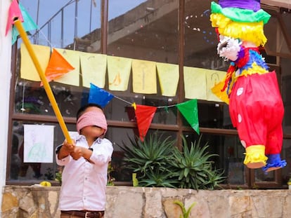 Un niño juega en un momento de descanso, apartado de la mendicidad en la calle, en 'La Casa de las Flores'.