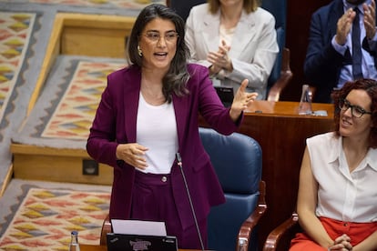 La portavoz de Más Madrid en la Asamblea, Manuela Bergerot, interviene durante una sesión plenaria en la Asamblea de Madrid, a 5 de junio de 2025, en Madrid (España).