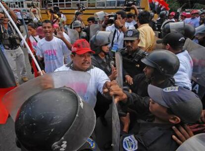 La Policía contiene a manifestantes sandinistas en Managua.