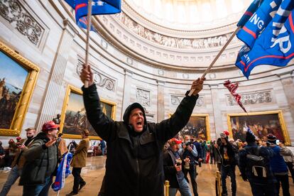 Simpatizantes de  Donald Trump, en la Rotonda del Capitolio tras violar la seguridad del recinto.