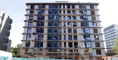 Un edificio en construcción en la Avenida de Burgos en Madrid.