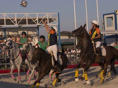 Horseball, una mezcla de baloncesto y rugby a caballo