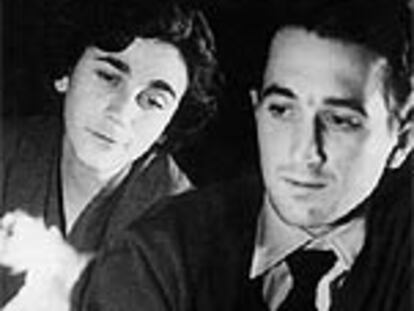 Rafael Sánchez Ferlosio y Carmen Martín Gaite, fotografiados en enero de 1955, tras obtener el escritor el Premio Nadal.