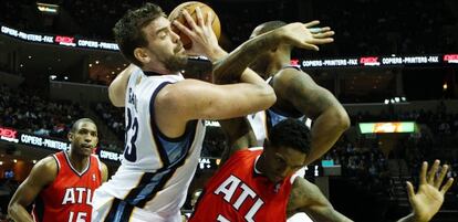 Marc Gasol pugna con un Louis Williams, de Atlanta Hawks.