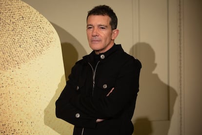 En 2015 Antonio Banderas estudió en la Escuela de Diseño Saint Martins de Londres, un prestigioso centro en el que se formaron grandes figuras de la moda como Alexander McQueen, Stella McCartney, Zac Posen o John Galliano. Pero el actor es una caja de sorpresas. Un año antes estrenó varias marchas de Semana Santa en la Catedral de Albacete. "Compongo a piano, como un 'hobby', ya que paso muchas horas en hoteles y ahí es donde hago los arreglos, pero las compongo en piano, aunque después las voy pasando por todos los instrumentos", explicó a los medios.