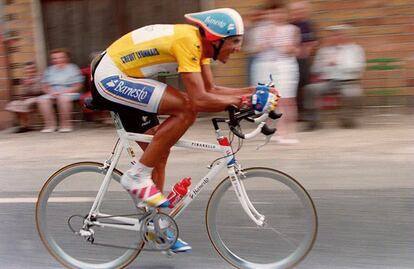 Miguel Induráin en la 19ª etapa del Tour de Francia 1993, una contrarreloj entre Britigny-sur-Orge donde terminó segundo tras el suizo Tony Rominger, pero mantieniendo el maillot amarillo.