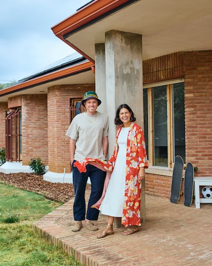 Diogo D’Olivo e Isabela Martins, los propietarios. En la fachada se aprecia la geometría irregular que tiene la vivienda.