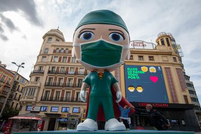 Figura de Supersanitaria en la plaza de Callao en Madrid.