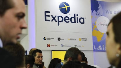 Logo de Expedia en una feria de turismo en Berlín. En la parte baja del cartel aparecen otras marcas del grupo, entre ellas HomeAway.