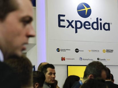 Logo de Expedia en una feria de turismo en Berlín. En la parte baja del cartel aparecen otras marcas del grupo, entre ellas HomeAway.