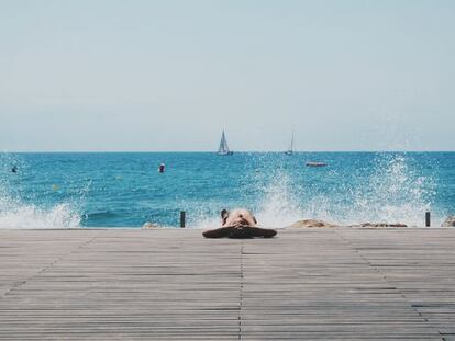 Un veraneante en el paseo marítimo de Salou.