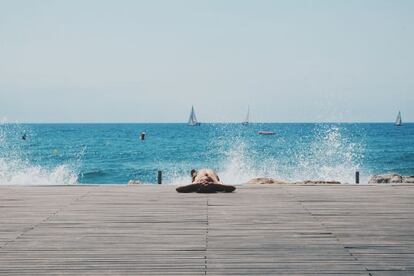 Un veraneante en el paseo marítimo de Salou.