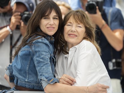 La artista Jane Birkin y su hija, la directora de cine Charlotte Gainsbourg, en la presentación de 'Jane Par Charlotte' en el 74º festival de cine de Cannes, en julio de 2021.