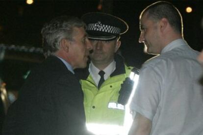 Craig Bigley (derecha), hijo de Kenneth Bigley, recibe a Jack Straw en el domicilio de su abuela en Liverpool.