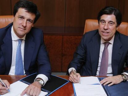Ismael Clemente, presidente ejecutivo de Merl&iacute;n Properties, y Manuel Manrique, presidente y consejero delegado de Sacyr, firman la compraventa de Testa.