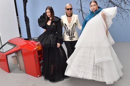 La matriarca posa junto a sus hijas en la presentación de la colección otoño-invierno 2020/2021 de Off-White.