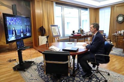 El rey Felipe VI durante una videoconferencia con los máximos responsables de Mercamadrid, en una de las varias conversaciones que mantuvo este miércoles con representantes empresariales y de autónomos y con los líderes de UGT y CCOO para interesarse por la situación de sus colectivos ante los efectos económicos de la crisis del coronavirus y trasladarles un mensaje de "ánimo, fortaleza y unidad a todos".