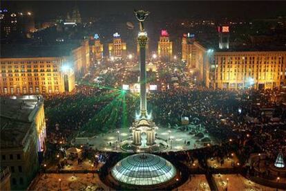 Miles de partidarios de Víktor Yúshenko se manifiestan en la plaza de la Independencia, ayer en Kiev.