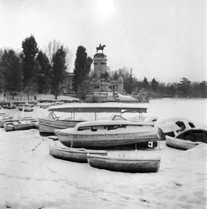 El estanque del Retiro de Madrid apareció completamente cubierto de nieve tras la nevada que cayó en la capital, en el invierno de 1959.