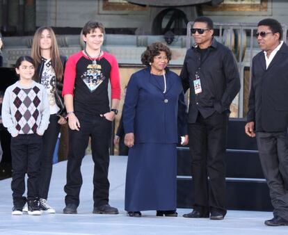 La madre de Michael Jackson, Katherine, con los tres hijos del cantante, Paris, Prince y Blanket. 