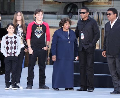 La madre de Michael Jackson, Katherine, con los tres hijos del cantante, Paris, Prince y Blanket.