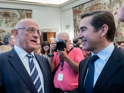 El presidente del BBVA, Carlos Torres Vila (d), y el presidente del Banco Sabadell, Josep Oliu (i), conversan tras la ceremonia de toma de posesión del nuevo gobernador del Banco de España.