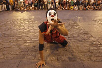 Rodolfo Meneses, caracterizado como el mimo Tuga, durante su actuación ayer en la Puerta del Sol.