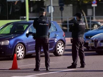 Dos agentes de la Policía Nacional durante un control policial, en Madrid.