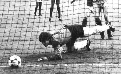 El portero español Arconada encaja el primer gol en la final de la Eurocopa de 1984 ante Francia.