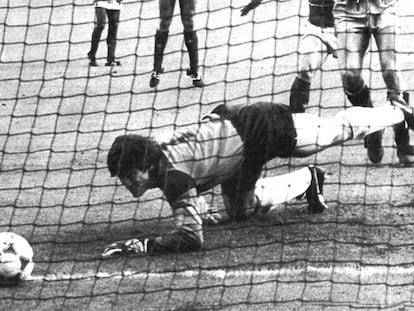 El portero espa&ntilde;ol Arconada encaja el primer gol en la final de la Eurocopa de 1984 ante Francia.