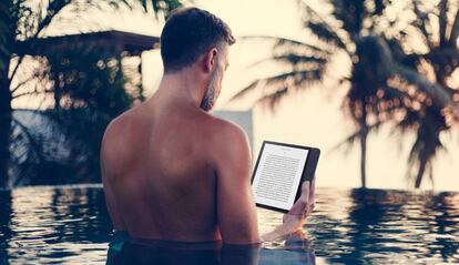 Leer en la piscina libros electrónicos.