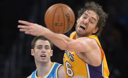 Pau Gasol intenta alcanzar el balón ante los Hornets.