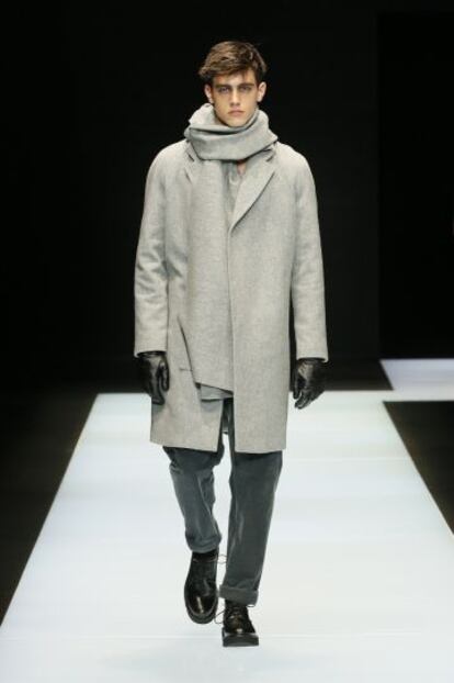 El espa?ol Xavi Serrano abri el desfile de Emporio Armani.