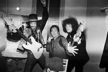 Jimi Hendrix, Eric Burdon y Noel Redding en el camerino del Olympia de París en 1968.