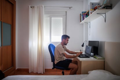 Esteban Pérez en su dormitorio de la casa de sus padres en Dos Hermanas, Sevilla.