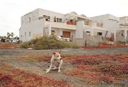 Casas ocupadas en apartamentos paralizados por irregularidades urbanísticas en la parcela 214 de Costa Teguise, en Lanzarote (Canarias), el pasado junio de 2021.