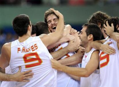 De izquierda a derecha, Reyes, Jiménez (abrazado a Pau Gasol), Calderón, Marc Gasol, Rudy y Navarro celebran el triunfo ante Lituania.