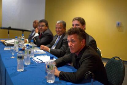 El actor Sean Penn asiste a una conferencia de inversores en el hotel Karibe, en Puerto Príncipe, celebrada en el marco del Foro de Inversión que se celebró en Haití el 29 y 30 de noviembre de 2011