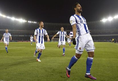 El delantero brasileño de la Real Sociedad Willian José Da Silva (d) celebra el gol marcado ante el FC Barcelona.