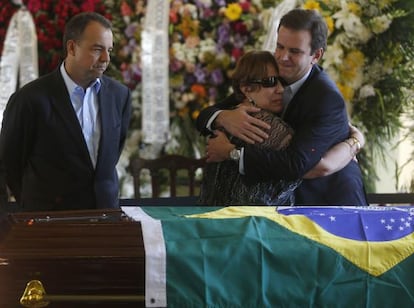 Vera Lucia, viuda de Niemeyer, abraza al alcalde de Río de Janeiro, Eduardo Paes al lado del gobernador de la ciudad, Sergio Cabral.