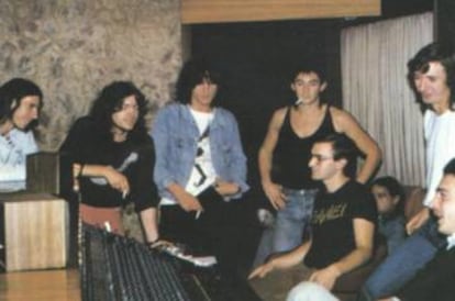 Barricada durante la grabación de su segundo disco, 'Barrio conflictivo' (1985). El Drogas es el primero por la izquierda. El primero por la derecha es Rosendo Mercado, que produjo el disco y participó con su guitarra.
