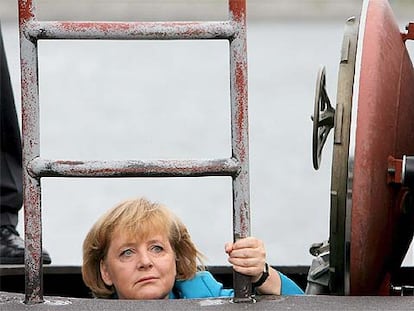 La canciller alemana Angela Merkel entra en un submarino en Rostock-Warnemuende.