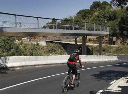 La pasarela cruza sobre la carretera que une Sarrià con Vallvidrera.